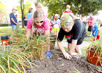 Labors of love: Annual Serve Day sends hundreds out for community tasks